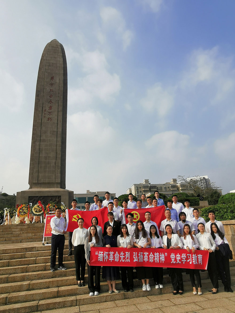 9-深大宝娱乐团委组织下层党员、团青年赴深圳革命义士陵园，，，开展“思念革命先烈-弘扬革命精神”党史学习教育“清明祭英烈”实地祭扫.jpg